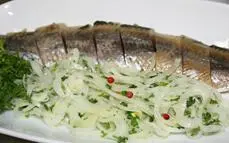 Закуска из соленой селедки Вымоченную селедку очистить от кожи которая - фото 51