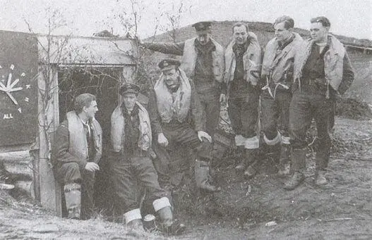 Летчики 81й эскадрильи RAF на Севере Слева видна табличка с самолетами - фото 29