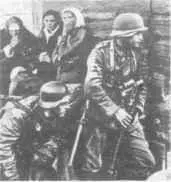 Немецкие войска вступают в захваченную деревню С ужасом смотрят на них - фото 3
