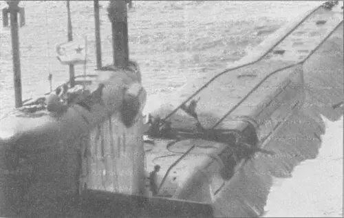 Смертельная рана К219 Видна разорванная взрывом ракетная шахта Вокруг места - фото 17
