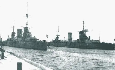 Линейные корабли Петропавловск и Севастополь в устье Невы 1920 год Красин - фото 22