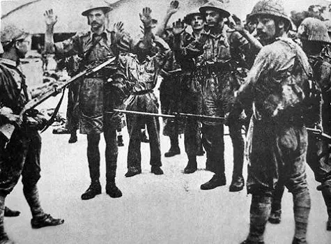 Пленные англичане в Сингапуре Американская авиация берегового базирования на - фото 51