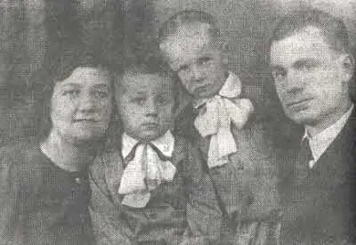 Архип Михайлович с супругой и сыновьями Володей и Славой 1939 год Архип - фото 8