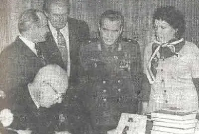 23 марта 1983 года Архип Михайлович подписывает посвященную ему первую книгу - фото 57