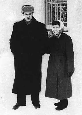 Борис и Наина Ельцины молодые супруги 1950е гг Молодой отец Конец - фото 9
