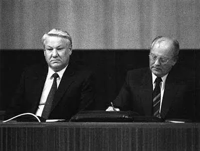 Вместе с М С Горбачевым Обращение к народу России 19 августа 1991 г - фото 24