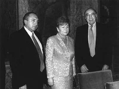 Наина Иосифовна с хирургомкардиологом Ренатом Акчуриным слева американским - фото 41
