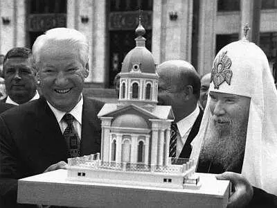 С Патриархом Московским и всея Руси Алексием II С президентом Франции Жаком - фото 46