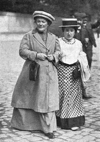 Клара Цеткин слева и Роза Люксембург 1910 Туда же устремилась и душа - фото 62