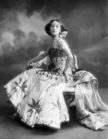 Анна Павлова в театральном костюме 1910 г И вот в 1891 году 10летняя Аня - фото 65
