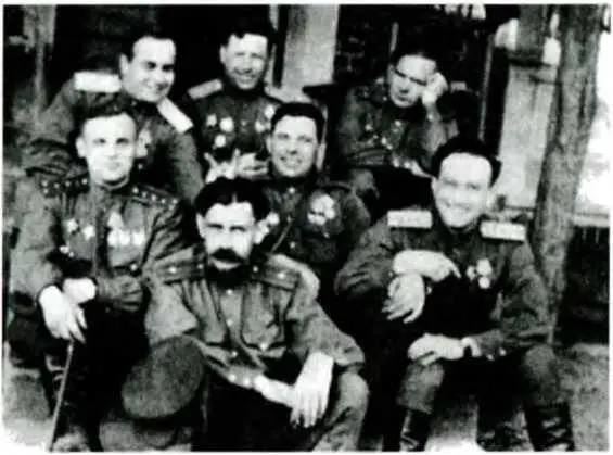 Лев Овсишер сидит справа с боевыми друзьями Германия 9 мая 1945 г - фото 12