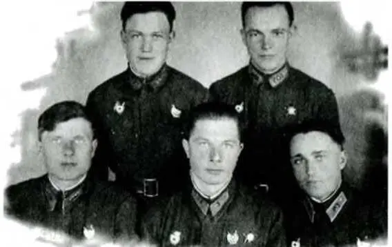 Штурманы 25го гвардейского апнб Сидят слева направо Василий Мардвинов - фото 23