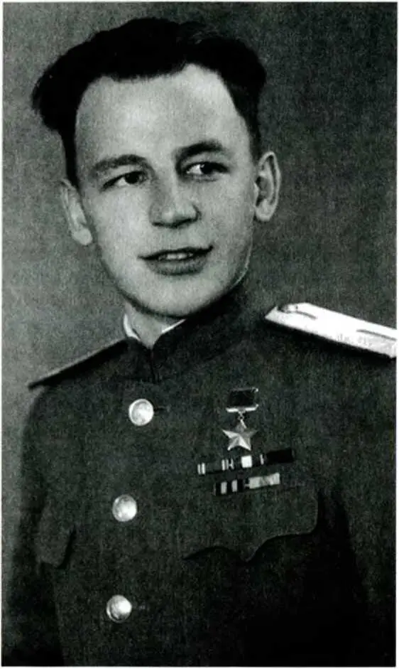 Штурман 392го апнб Владимир Лакатош 1945 г Закончилась война мы стоим в - фото 31