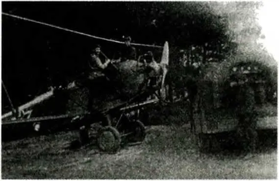 Заправка самолета Мы прибыли эшелоном на Брянский фронт в конце мая 1943 года - фото 35
