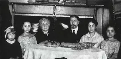 Март 1922 года АН Стрельникова вторая слева 5 сентября 1989 года АН - фото 57