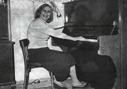 АН Стрельникова в своей квартире на улице Тухачевского В свои 77 лет АН - фото 59