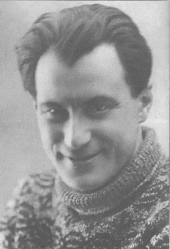 Александр Грин На обороте фотографии надпись На память об АСГрине Михаил - фото 34