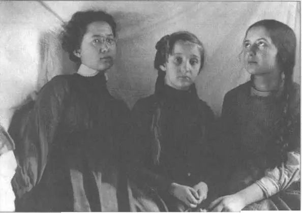 Сестры Суок Слева направо Лидия Серафима Ольга Фотография подарена - фото 6