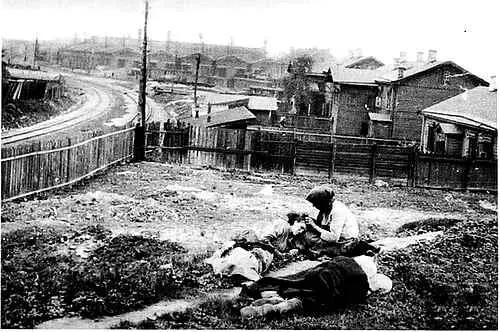 Голодные крестьяне на окраине Харькова 1933 год Фото инж А Винербергера - фото 5