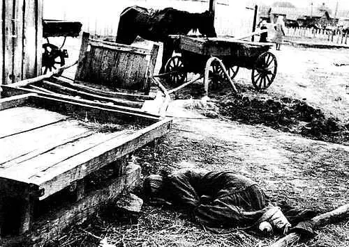 Жертвы голода Харьков 1933 год Фото инж А Винербергера Очередная жертва - фото 10