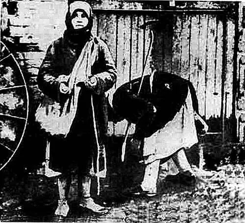 Крестьянки собирают зернышки возле колхозного амбара Украина 1933 год - фото 35