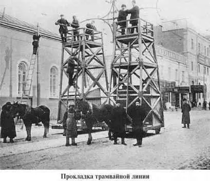 Молодые люди товарищеского вида грызут семечки оставляя груду шелухи Разные - фото 96