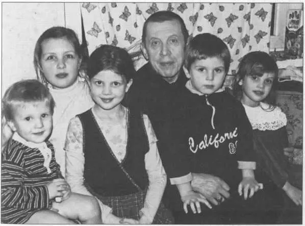 С внуками 2003 главным образом Он все сводит со мной счеты кто главнее - фото 46