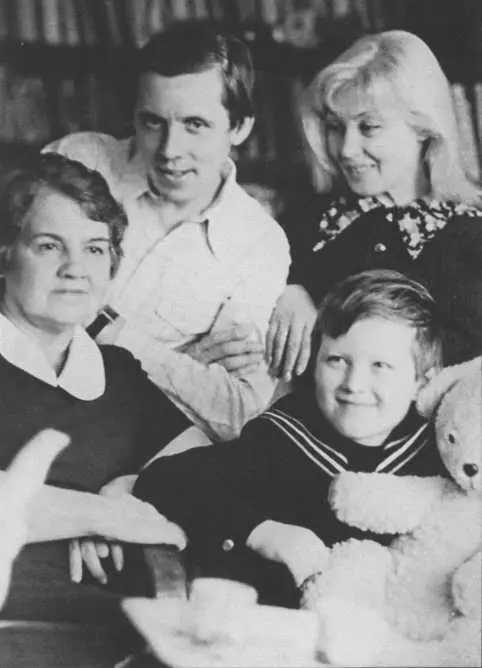 В кругу семьи С Ниной сыном Денисом и тещей Матреной Кузьминичной 1972 - фото 8