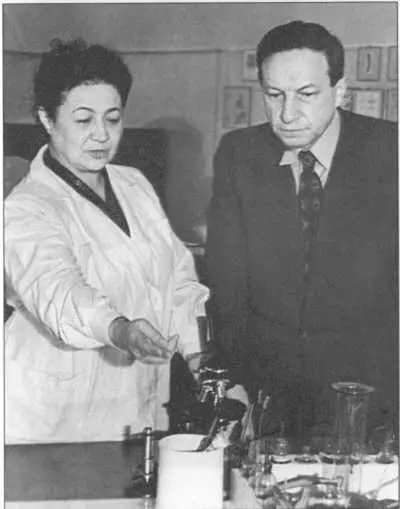 Литературная группа Серапионовы братья Слева направо Константин Федин - фото 9