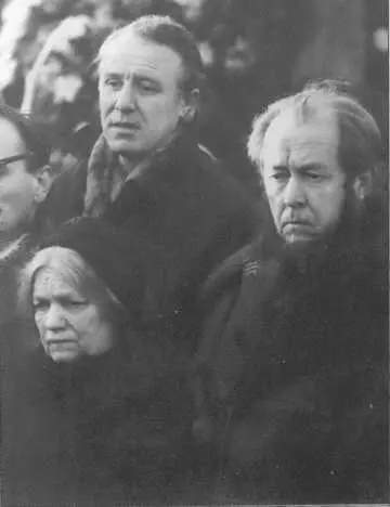 Александр Солженицын справа на похоронах АТТвардовского Декабрь 1971 - фото 19