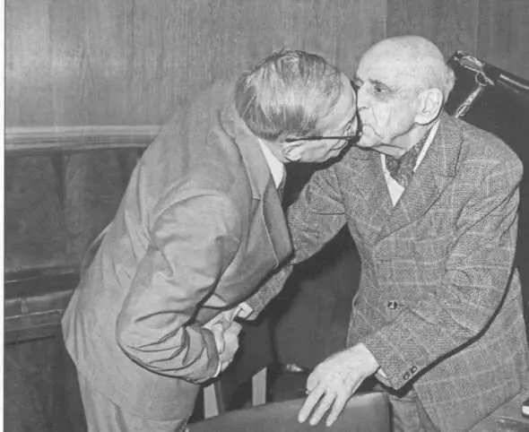 ВКаверин поздравляет Павла Антокольского с восьмидесятилетием Москва 1976 - фото 21