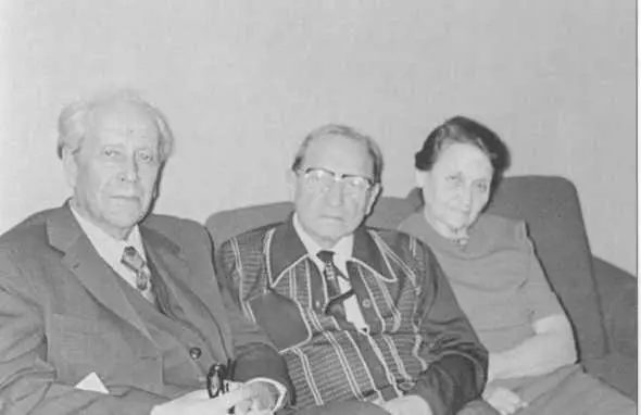 Супруги Каверины с академиком ДС Лихачевым Конец 1970х годов С Булатом - фото 23
