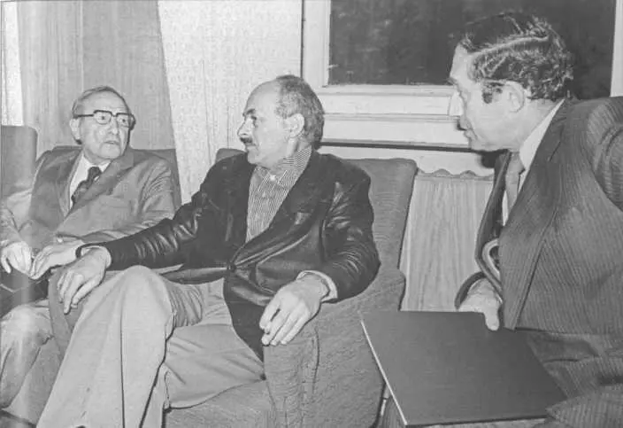 С Булатом Окуджавой и Григорием Баклановым Начало 1980х годов Сцена из - фото 24