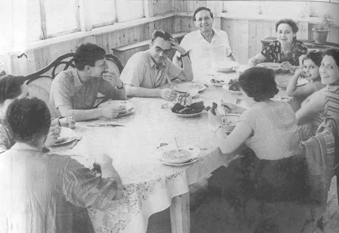 Семья Кавериных за обедом Конец 1950х годов Дом В Каверина в Переделкине - фото 28