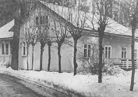 Дом В Каверина в Переделкине В рабочем кабинете С женой в московской - фото 29