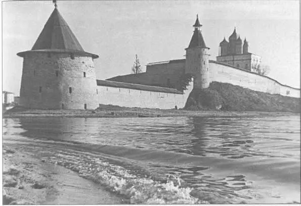 Псков Река Великая у стен Кремля Братья Зильберы с друзьями Слева направо - фото 4