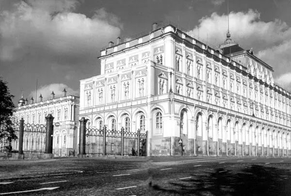 Первые дворцовые здания в Кремле по всей вероятности существовали уже в - фото 95