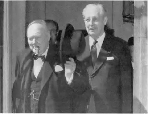 Соратники Черчилль и Макмиллан Приглашение на чай к королеве Великобритании - фото 20