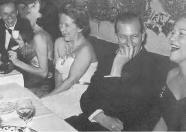 Герцог Эдинбургский и его поклонницы Мадам Мёрфи супруга атташе США в - фото 24