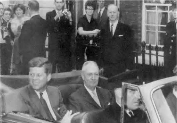 Сэр Дэвид Брюс сопровождает Джона Кеннеди в Лондоне Хрущёв и Малиновский - фото 31