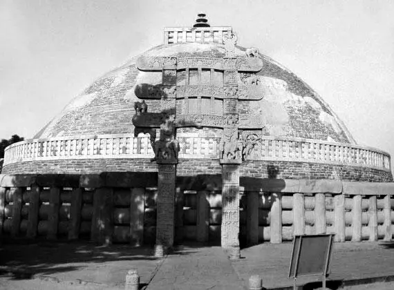 Знаменитая ступа в Санчи Сегодня Санчи деревня в индийском штате - фото 32