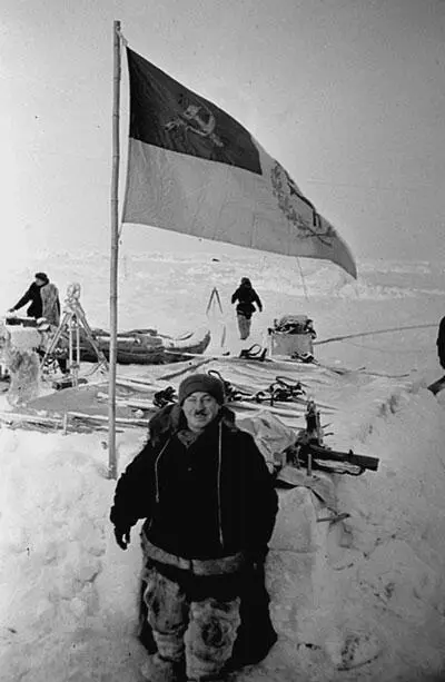 ИД Папанж на льдине Летом 1936 года ледокол Русанов и пароход Герцен - фото 82