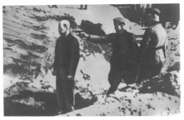 Фашистский палач расстреливает советского гражданина Фотография найдена в - фото 11