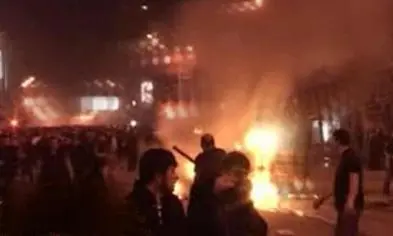 Неожиданно в темноте над толпой раздался спокойный голос усиленный мощными - фото 105