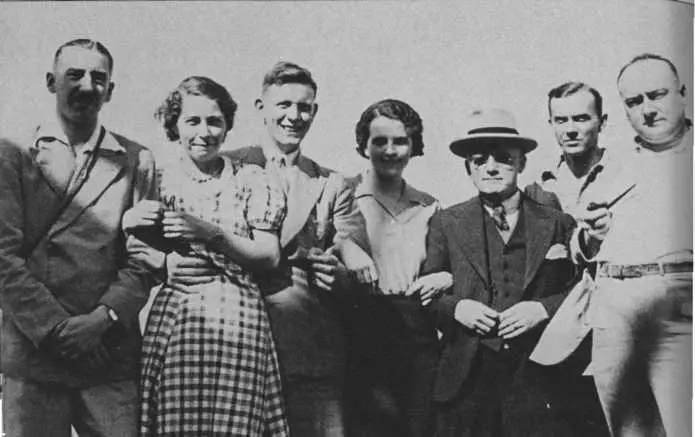 Грин второй справа на борту парохода 1935 В те дни невозможно было - фото 9