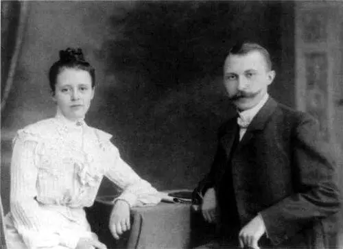 К Аденауэр и Эмма Вейер во время помолвки 1902 г Эмма с первенцем Конрадом - фото 8