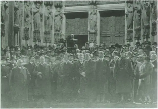 К Аденауэр произносит речь по случаю вывода из Кёльна британских войск 1926 - фото 18
