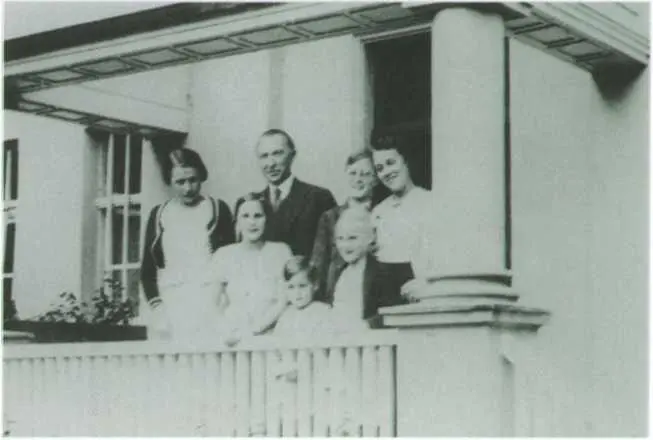 К Аденауэр с семьей в Рёндорфе 1935 г Строительство собственного дома в - фото 30