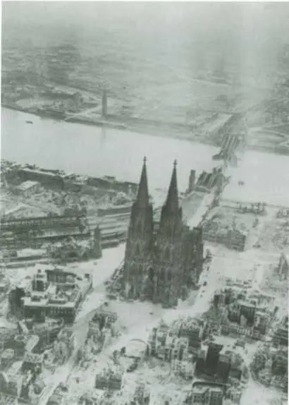 Разрушенный Кёльн 1945 г К Аденауэр с британским военным губернатором - фото 34