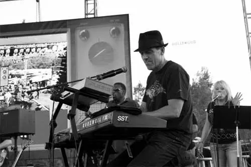 Лори на выступлении рокгруппы The Band from TV Лори с экземпляром - фото 74